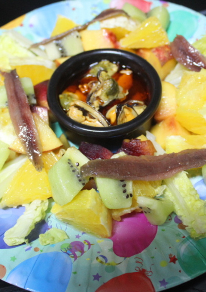 Una foto de Ensalada de frutas con latas
