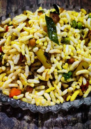 A picture of Mixed vegetables with puffed rice.