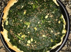 Una foto de Tarta de brócoli, acelga y queso!🥦🥬🧀