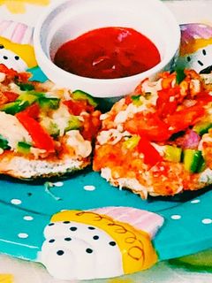 आलू सैंडविच पिज़्ज़ा (aloo sandwich pizza recipe in Hindi) रेसिपी मुख्य फोटो