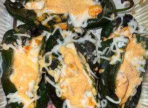 Una foto de Chiles rellenos de camarón en crema de chipotle 🍤