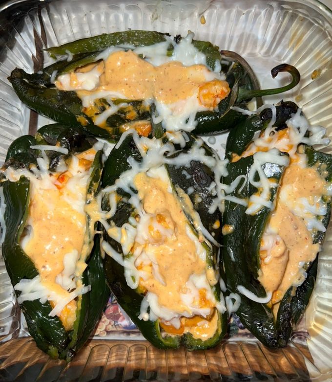 Una foto de Chiles rellenos de camarón en crema de chipotle 🍤