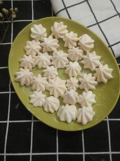 Hình của món Bánh meringue (làm bằng lòng trắng trứng).