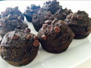 Una foto de muffins de harina de algarroba