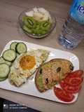 Toasts avocat saumon fumé) oeufs au plat