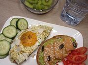 Une photo de oeuf au plat légumes