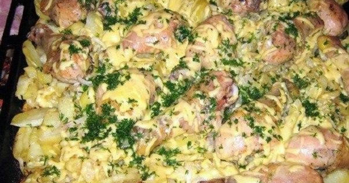 Слоеный картофель с курицей. Слоеная картошка с курицей в духовке. Слоеная картошка в духовке. Картофель слоеный с курицей. Слоеная картошка с мясом в духовке.