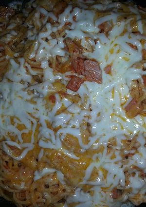 Una foto de Spaghetti con queso y jamón.