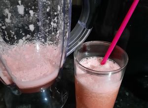 Una foto de Cóctel o trago de sandía con pisco