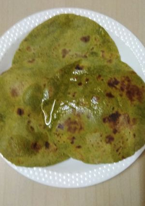 પાલક રોટી (Palak Roti Recipe In Gujarati) રેસીપી મુખ્ય ફોટો
