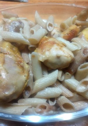 Una foto de Pollo sazonado en ajo y cebolla con fideos dorados