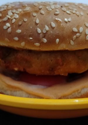 આલુ ટીક્કી બર્ગર (Aloo Tikki Burger Recipe In Gujarati) રેસીપી મુખ્ય ફોટો