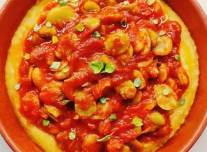 Foto di Polenta con fave in umido e maggiorana