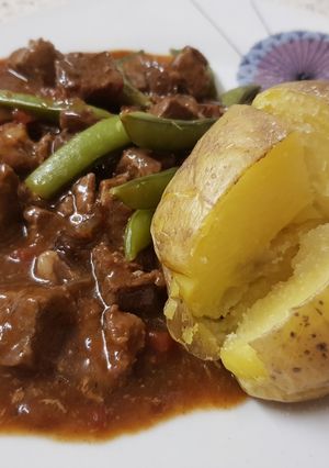 A picture of My Beef & Onion Gravy with Sugar Snap Peas also Jacket Potatoe.