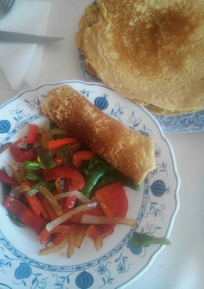 Una foto de Crepes de avena rellenos de verduras