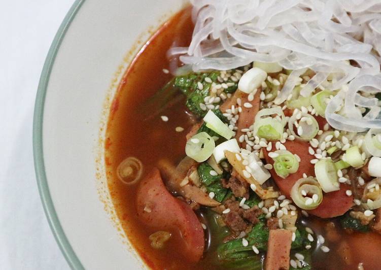 How to Make Yummy Budae Jjigae (부대찌개)