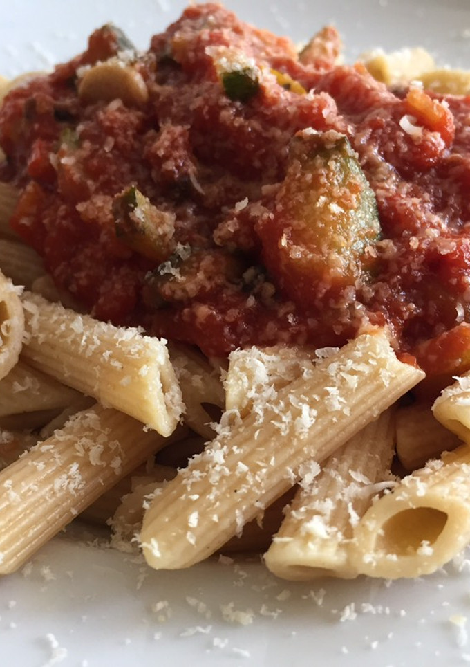 Una foto de Macarrones integrales con salsa de tomate y verduras