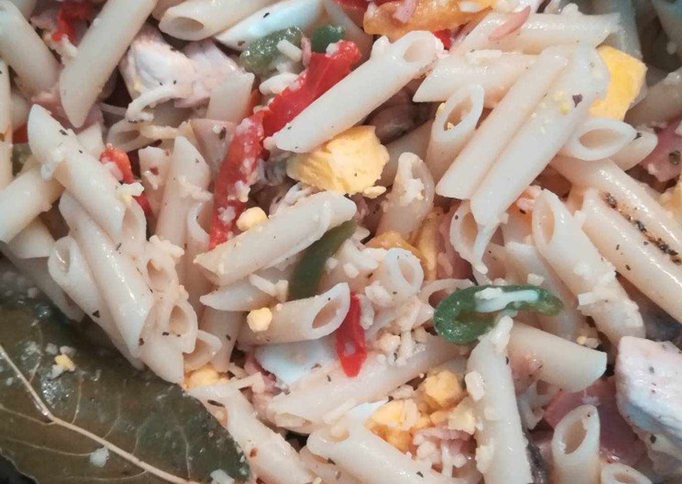 Pasta con pimientos y pollo marinado