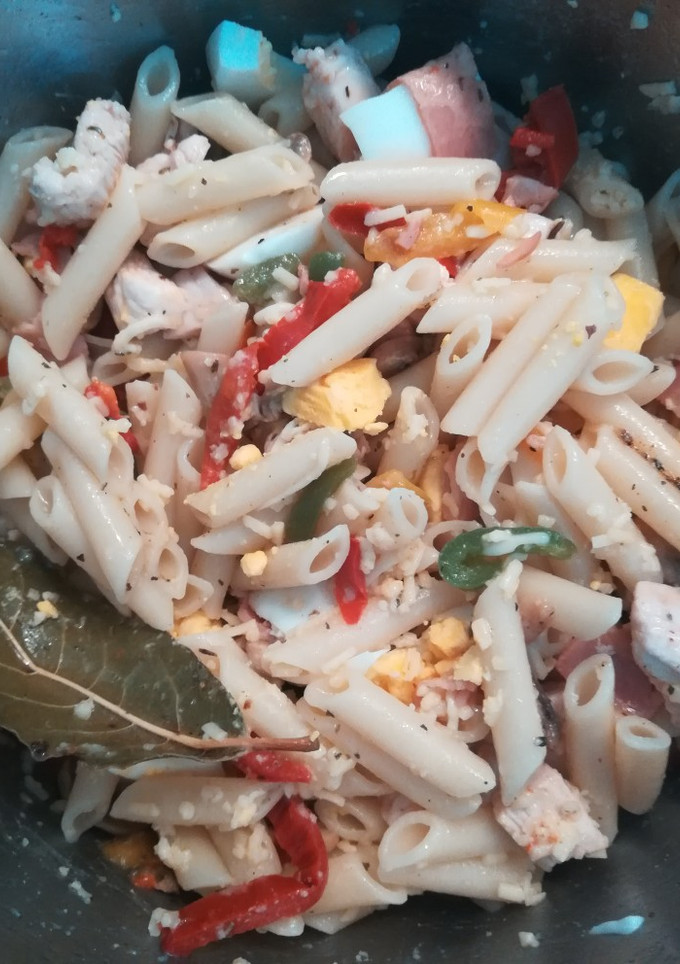 Una foto de Pasta con pimientos y pollo marinado