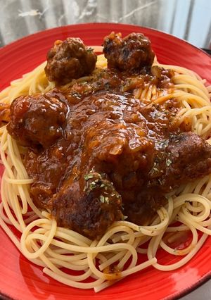 Una foto de Albóndigas con salsa de tomate, cebolla y zanahoria