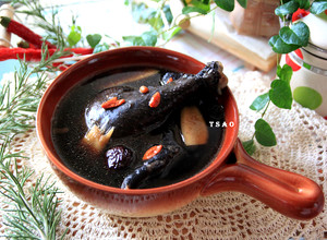 藥膳補湯 ★ 何首烏骨雞湯 的食譜成品照片