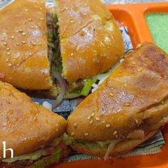 A picture of Street Style Daal Anday wala Karachi Bun Kabab🍔.