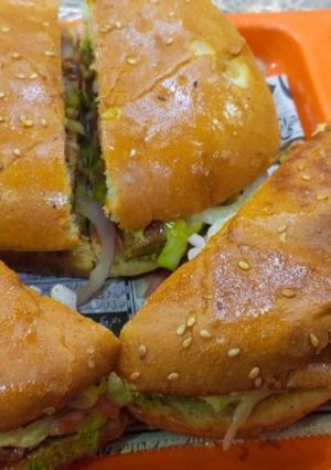 A picture of Street Style Daal Anday wala Karachi Bun Kabab🍔.