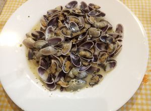 Foto principal de Coquinas con vino al ajillo