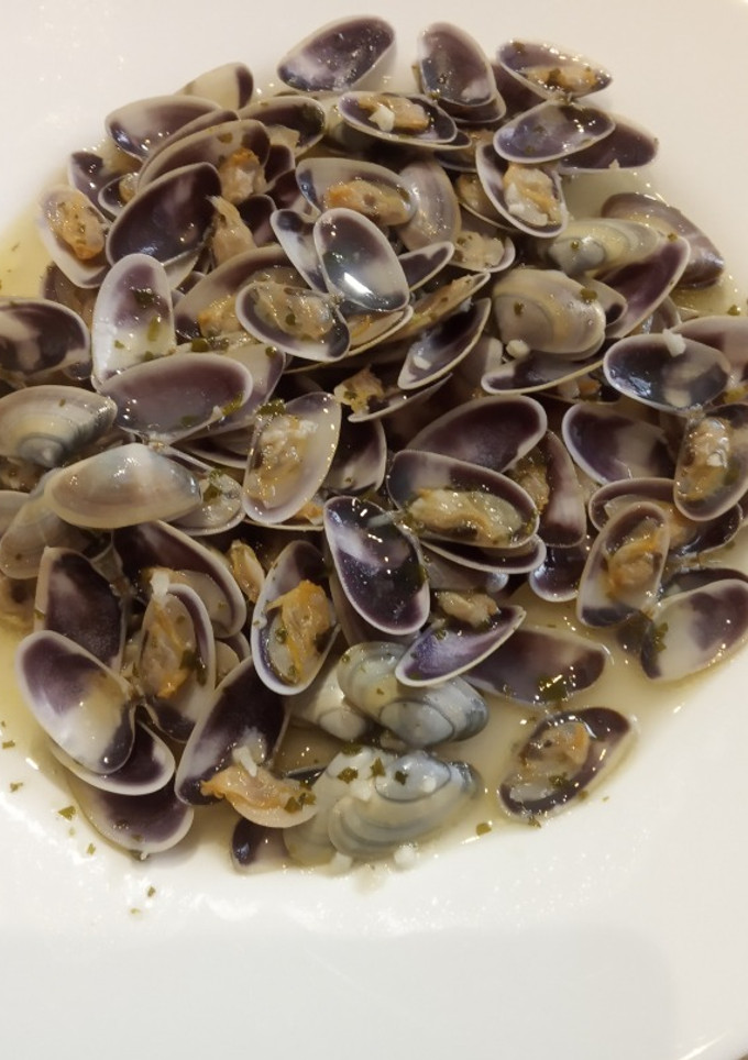 Una foto de Coquinas con vino al ajillo