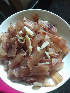 Hình của món Da trâu xào tỏi.