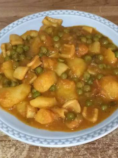 Una foto de Guiso de pota con patatas y guisantes