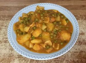 Foto principal de Guiso de pota con patatas y guisantes