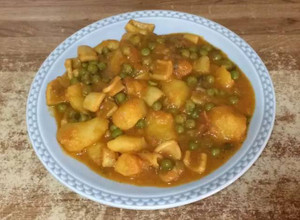 Foto principal de Guiso de pota con patatas y guisantes