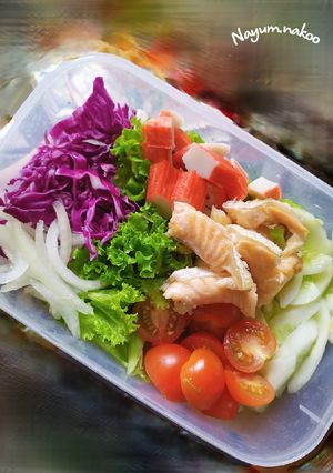 Hình của món Salad rau mix lườn cá hồi thanh cua.