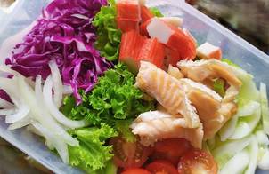 Salad rau mix lườn cá hồi thanh cua