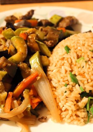 Una foto de Lomito con berenjenas y calabacín