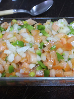 Una foto de Pico de gallo con guindillas