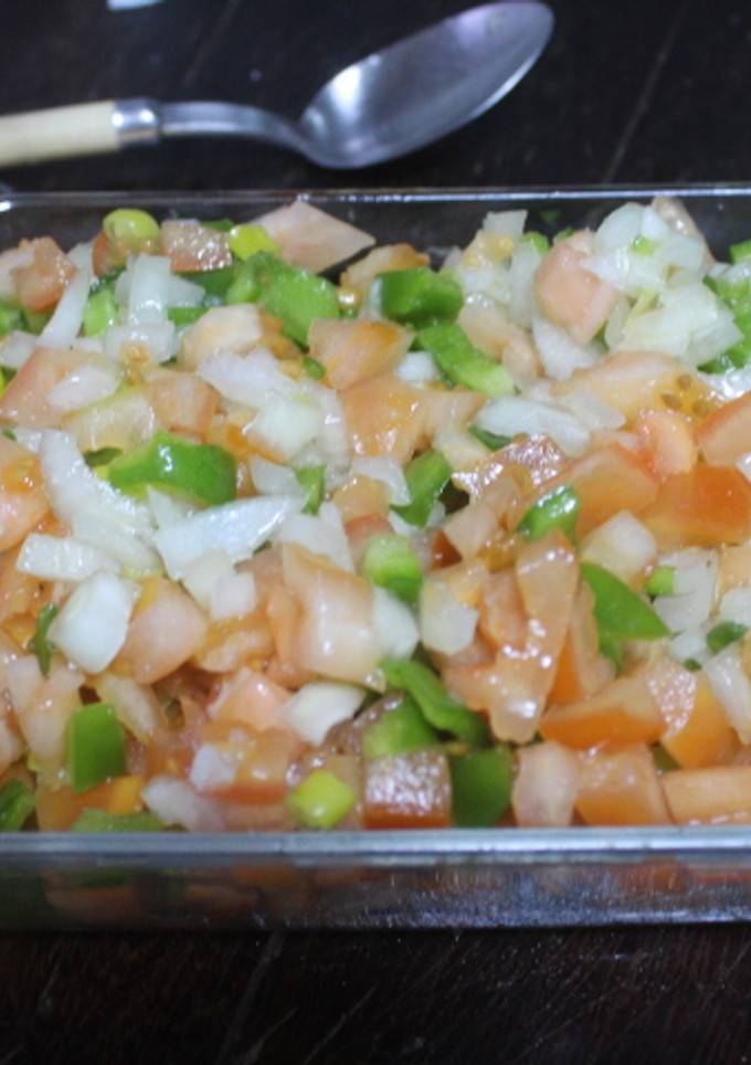Una foto de Pico de gallo con guindillas