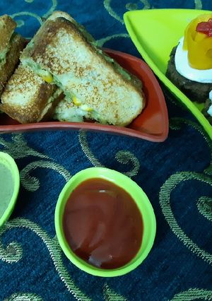 A picture of Green masala cheese corn sandwich.