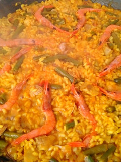 Una foto de Paella de Pollo, verduras y gambas