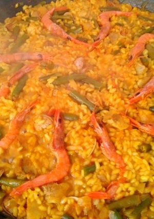 Una foto de Paella de Pollo, verduras y gambas