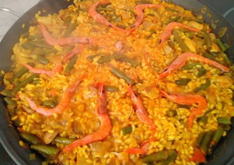 Paella de Pollo, verduras y gambas