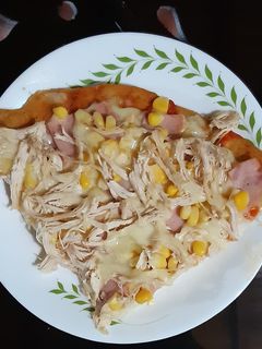 Una foto de Pizza de pollo con maíz tierno