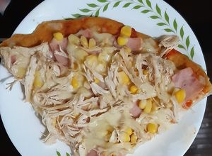 Una foto de Pizza de pollo con maíz tierno