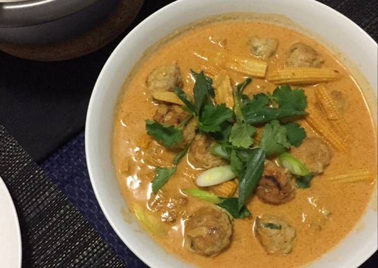 Easy Chicken meatball in thai red curry sauce