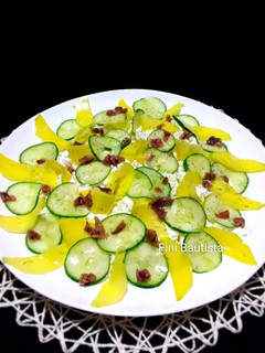 Una foto de Ensalada de queso fresco pepino y mango