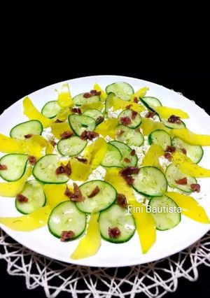 Una foto de Ensalada de queso fresco pepino y mango