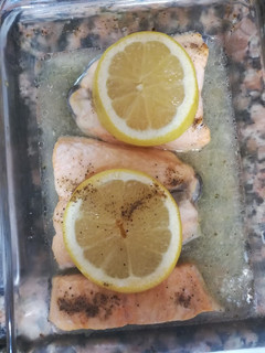 Una foto de Salmón al limón