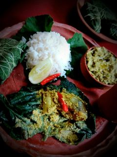 কুমড়ো পাতায় ইলিশ ভাপা (kumro patai illish bhapa recipe in bengali) রেসিপির প্রধান ছবি