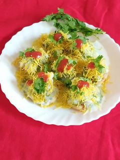 દહીં સેવ પૂરી (Dahi Sev Poori Recipe In Gujarati) રેસીપી મુખ્ય ફોટો
